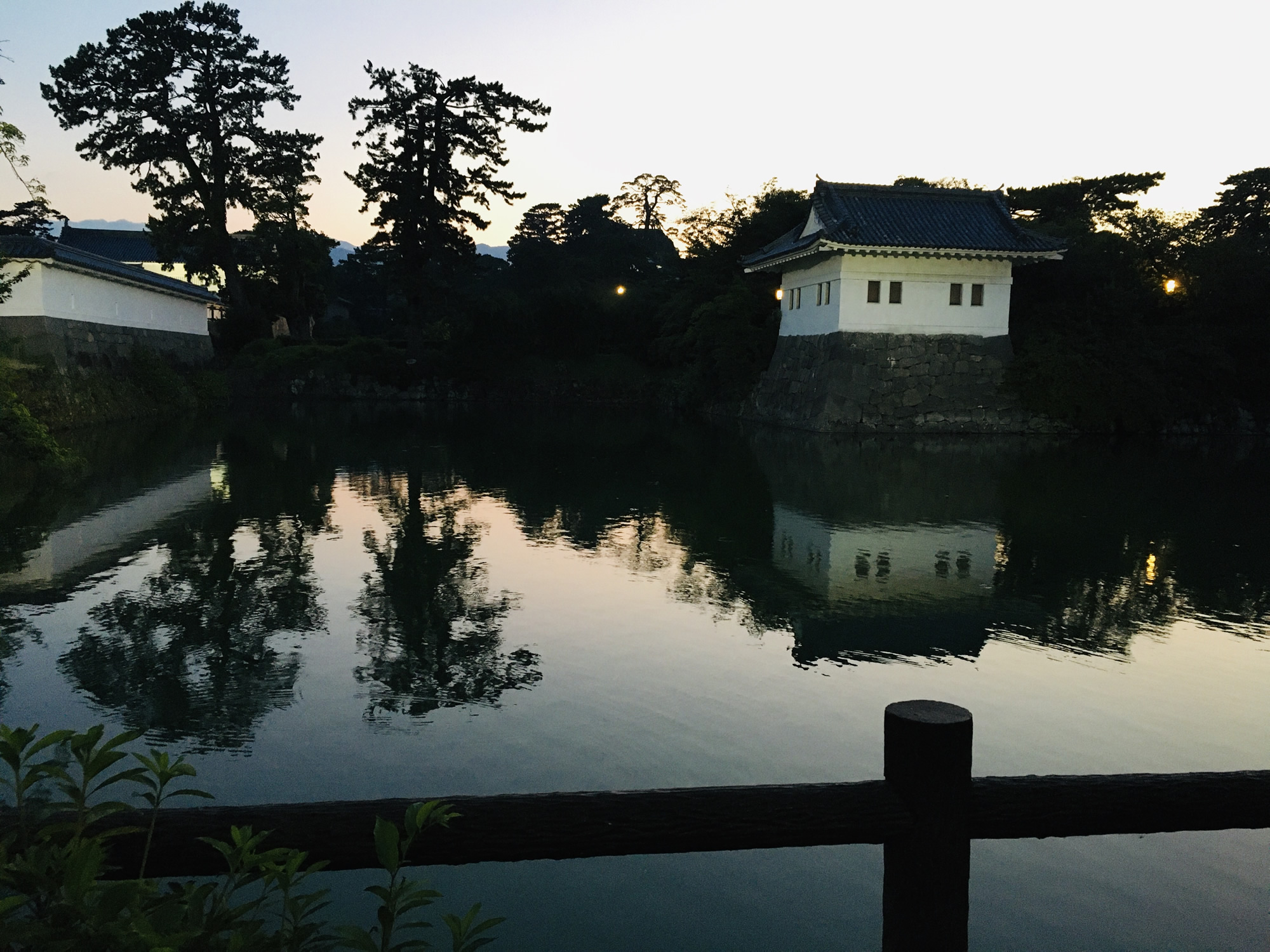 会館前の御堀端